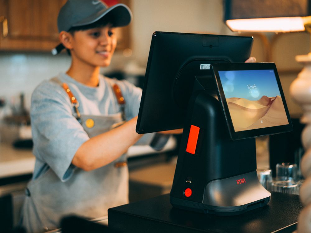 Caissière utilisant un terminal de point de vente