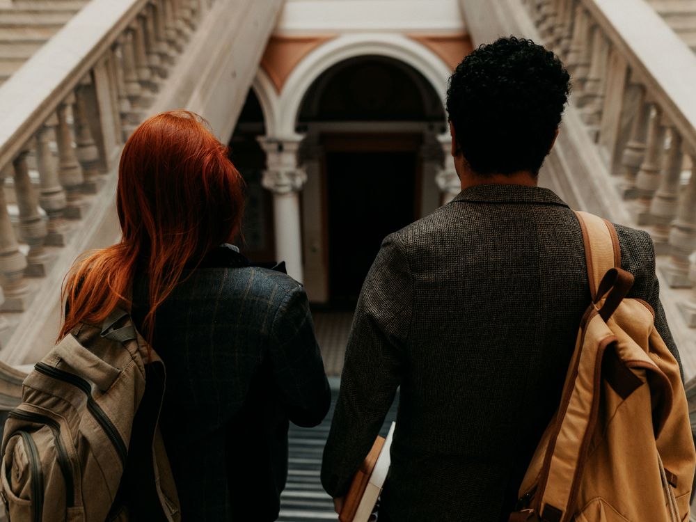 Étudiants entrant dans un bâtiment universitaire